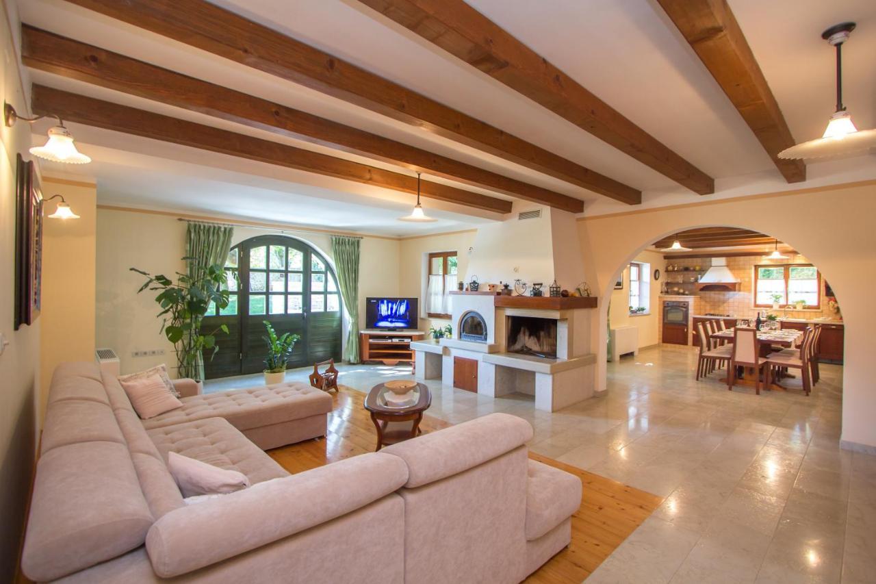 Villa Kringa Tinjan エクステリア 写真